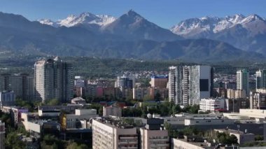Almaty, Kzakhstan, 09.03.2024. Sonbahar sabahı Kazak şehri Almaty 'nin merkez kısmının bir kuadkopterinden görüntüle
