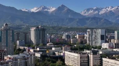 Almaty, Kzakhstan, 09.03.2024. Sonbahar sabahı Kazak şehri Almaty 'nin merkez kısmının bir kuadkopterinden görüntüle