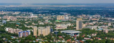 Almaty, Kazakistan, 10.07. 2019. Çevredeki eteklerden Kazak şehri Almaty 'nin merkezi manzarası