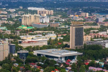 Almaty, Kazakistan, 10.07. 2019. Çevredeki eteklerden Kazak şehri Almaty 'nin merkezi manzarası