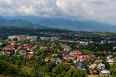 Bulutlu bir yaz gününde Kazak şehri Almaty 'nin yükselen eteklerinin manzarası.