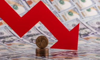 1 ABD Doları madeni para ve kırmızı düşen mali grafik oku 100 ABD Doları banknotlarının arka planına karşı