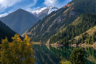 Kazakistan 'ın Almaty bölgesindeki Kolsai Gölü' nün resimli sonbahar manzarası