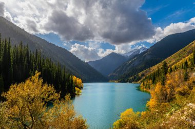 Kazakistan 'ın Almaty bölgesindeki Kolsai Gölü' nün resimli sonbahar manzarası