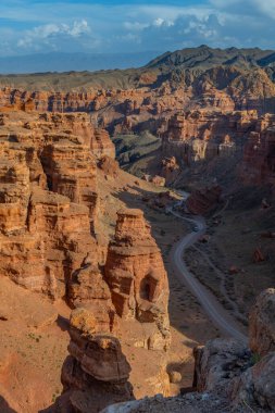 Almaty bölgesindeki Charyn Nehri 'nin ünlü kanyonunun kaleleri vadisi (Kazakistan)
