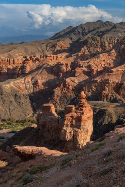 Almaty bölgesindeki Charyn Nehri 'nin ünlü kanyonunun kaleleri vadisi (Kazakistan)