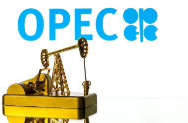 Almaty, Kazakistan, 09.09.2024. Uluslararası hükümetler arası bir örgüt olan Petrol İhracat Ülkeleri Örgütü 'nün minyatür altın yağ pompası ve logosu