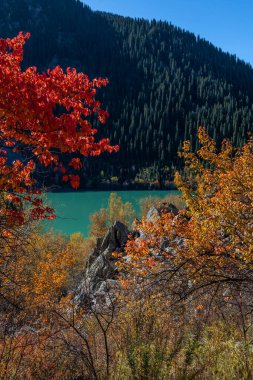 Resimli dağ gölü Issyk bir sonbahar sabahı Kazak şehri Almaty 'nin kenar mahallelerinde.