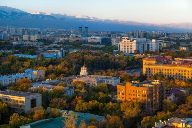 Bir sonbahar sabahı Kazak şehri Almaty 'nin hava manzarası