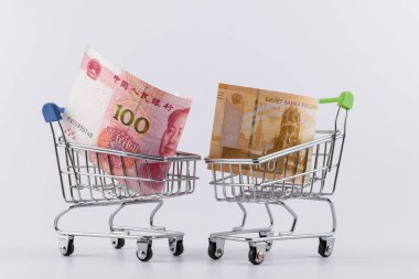 Bir süpermarketten 100 Yuan ve 100 Rus rublesi alışveriş arabaları.
