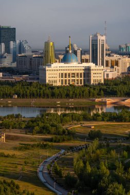 Kazakistan cumhurbaşkanının ikametgahıyla Astana şehrinin merkezi manzarası 