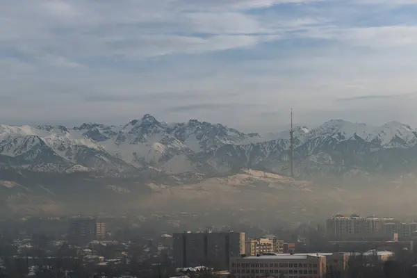 Bir kış akşamı Kazak şehri Almaty 'nin üzerinde sis vardı.