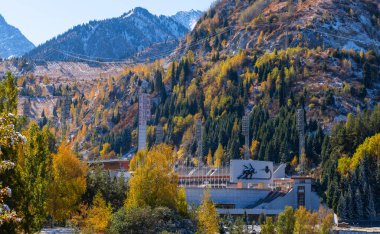 Almaty, Kazakistan, 10.08.2021. Resimli bir dağ geçidi ve ünlü yüksek dağ buz pateni pisti 