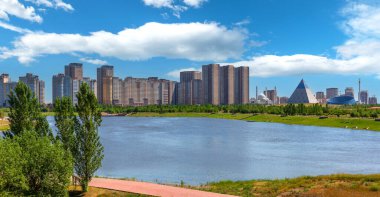 Kazakistan 'ın başkenti Astana' da, Ishim Nehri kıyısındaki yüksek binalarda bir yaz günü,
