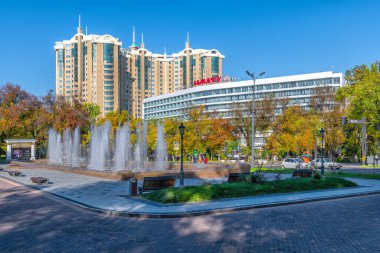 Almaty, Kazakistan, 10.2019. Almaty Hotel, çeşme ve bir sonbahar günü 