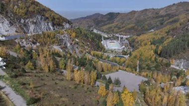 Resimli dağ geçidi ve bir sonbahar günü Kazak şehri Almaty civarında Medeu buz pateni pisti