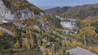 Resimli dağ geçidi ve bir sonbahar günü Kazak şehri Almaty civarında Medeu buz pateni pisti