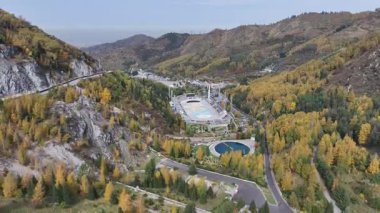 Resimli dağ geçidi ve bir sonbahar günü Kazak şehri Almaty civarında Medeu buz pateni pisti