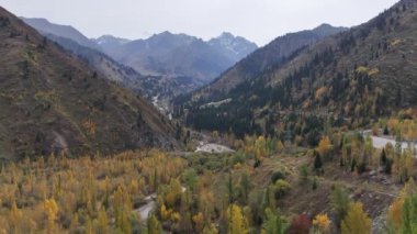 Bir sonbahar günü Kazak şehri Almaty 'nin yakınlarındaki Medeu buz pateni pistinin yukarısında pitoresk bir dağ geçidi.