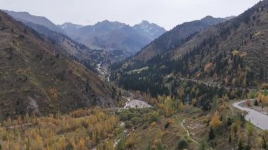 Bir sonbahar günü Kazak şehri Almaty 'nin yakınlarındaki Medeu buz pateni pistinin yukarısında pitoresk bir dağ geçidi.