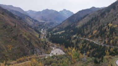 Bir sonbahar günü Kazak şehri Almaty 'nin yakınlarındaki Medeu buz pateni pistinin yukarısında pitoresk bir dağ geçidi.