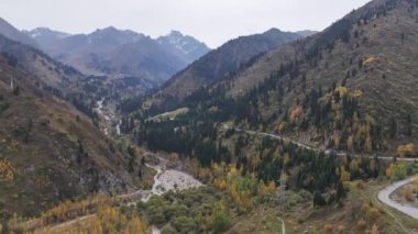 Bir sonbahar günü Kazak şehri Almaty 'nin yakınlarındaki Medeu buz pateni pistinin yukarısında pitoresk bir dağ geçidi.