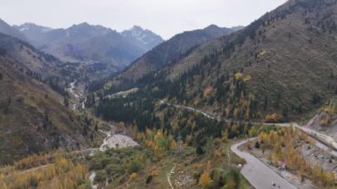 Bir sonbahar günü Kazak şehri Almaty 'nin yakınlarındaki Medeu buz pateni pistinin yukarısında pitoresk bir dağ geçidi.