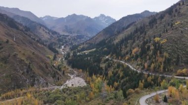 Bir sonbahar günü Kazak şehri Almaty 'nin yakınlarındaki Medeu buz pateni pistinin yukarısında pitoresk bir dağ geçidi.