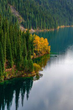 Bir sonbahar akşamı Almaty bölgesinde (Kazakistan) bulunan Picturesque dağ gölü Kolsai
