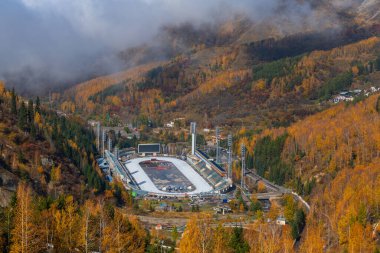 Almaty, Kazakistan, 10.18.2019. Resimli dağ geçidi ve bir sonbahar günü Kazak şehri Almaty civarında Medeu buz pateni pisti