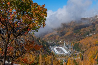 Almaty, Kazakistan, 10.18.2019. Resimli dağ geçidi ve bir sonbahar günü Kazak şehri Almaty civarında Medeu buz pateni pisti