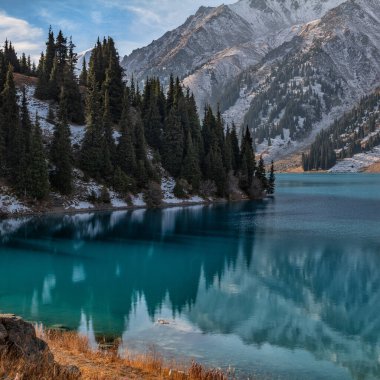 Sabahın erken saatlerinde Kazak şehri Almaty yakınlarındaki dağlarda büyük Almaty Gölü.