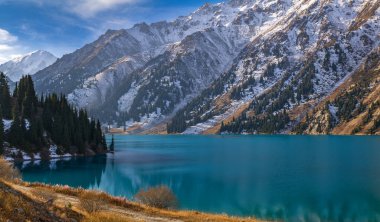 Sabahın erken saatlerinde Kazak şehri Almaty yakınlarındaki dağlarda büyük Almaty Gölü.