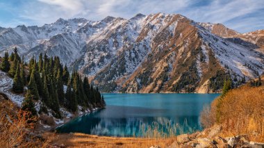 Sabahın erken saatlerinde Kazak şehri Almaty yakınlarındaki dağlarda büyük Almaty Gölü.
