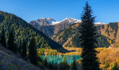 Bir sonbahar sabahı Kazak şehri Almaty 'nin kenar mahallelerindeki Resimli Göl Issyk' in en üst manzarası