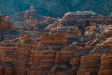Almaty bölgesindeki Charyn Nehri 'nin ünlü kanyonunun kaleleri vadisi (Kazakistan)