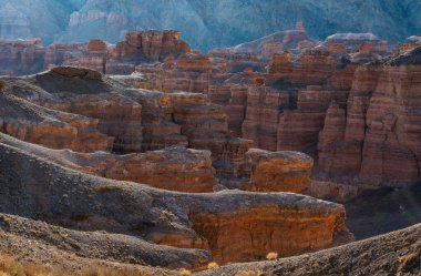 Almaty bölgesindeki Charyn Nehri 'nin ünlü kanyonunun kaleleri vadisi (Kazakistan)