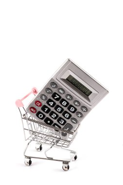 Minyatür bir süpermarket alışveriş arabasında hesap makinesi.