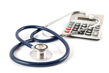 Beyaz arkaplanda steteskop ve hesap makinesi