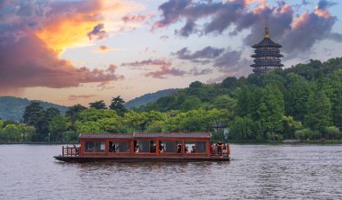Hangzhou 'daki Xihu Gölü' nde geleneksel Çin zevk gemisi.