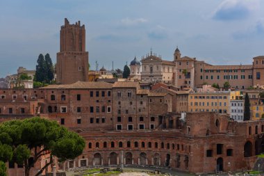 Roma Forumu 'nun yakınlarındaki İtalya' nın başkenti Roma 'daki antik binaların resim kalıntıları.
