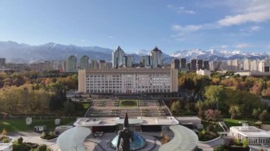 Almaty, Kazakistan, 17.10.2024. Cumhuriyet Meydanı 'nın bir dörtgeninden ve bir sonbahar gününde Kazak şehri Almaty' nin Akimat 'ından (Belediye Binası) görüntü