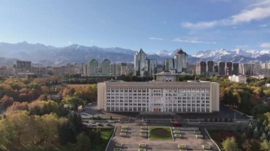 Almaty, Kazakistan, 17.10.2024. Cumhuriyet Meydanı 'nın bir dörtgeninden ve bir sonbahar gününde Kazak şehri Almaty' nin Akimat 'ından (Belediye Binası) görüntü