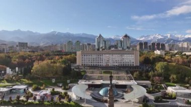 Almaty, Kazakistan, 17.10.2024. Cumhuriyet Meydanı 'nın bir dörtgeninden ve bir sonbahar gününde Kazak şehri Almaty' nin Akimat 'ından (Belediye Binası) görüntü