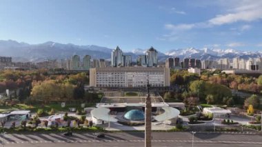 Almaty, Kazakistan, 17.10.2024. Cumhuriyet Meydanı 'nın bir dörtgeninden ve bir sonbahar gününde Kazak şehri Almaty' nin Akimat 'ından (Belediye Binası) görüntü