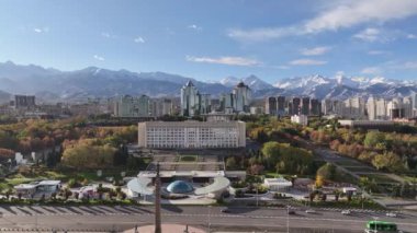 Almaty, Kazakistan, 17.10.2024. Cumhuriyet Meydanı 'nın bir dörtgeninden ve bir sonbahar gününde Kazak şehri Almaty' nin Akimat 'ından (Belediye Binası) görüntü