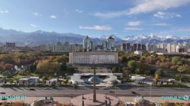 Almaty, Kazakistan, 17.10.2024. Cumhuriyet Meydanı 'nın bir dörtgeninden ve bir sonbahar gününde Kazak şehri Almaty' nin Akimat 'ından (Belediye Binası) görüntü