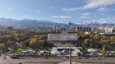 Almaty, Kazakistan, 17.10.2024. Cumhuriyet Meydanı 'nın bir dörtgeninden ve bir sonbahar gününde Kazak şehri Almaty' nin Akimat 'ından (Belediye Binası) görüntü