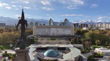 Almaty, Kazakistan, 17.10.2024. Cumhuriyet Meydanı 'nın bir dörtgeninden ve bir sonbahar gününde Kazak şehri Almaty' nin Akimat 'ından (Belediye Binası) görüntü