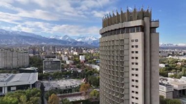 Almaty, Kazakistan, 10.17.2024. Bir sonbahar sabahı Kazak şehri Almaty ve Kazakistan Oteli 'nin merkez kısmının bir kuadkopterinden görüntüler